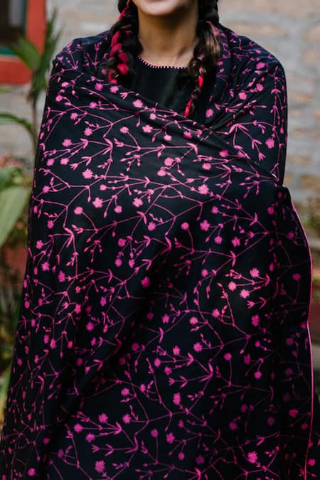 Buy_Label Earthen_Black Handwoven Silk Dupatta Pashmina Round Kurta Set _Online_at_Aza_Fashions