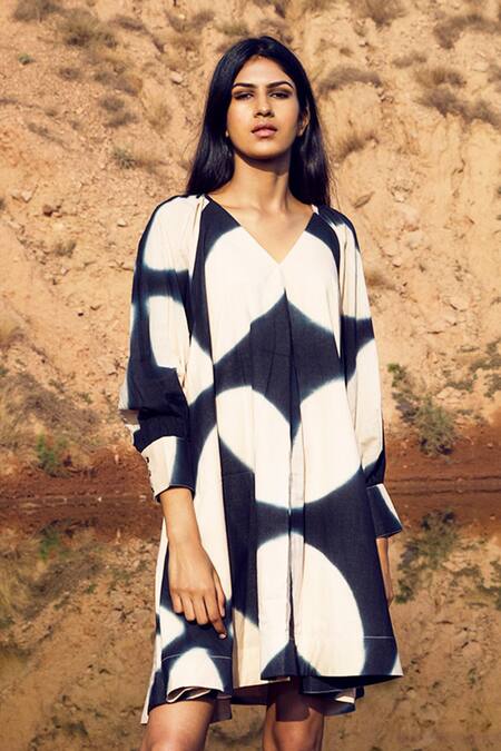Shop Kharakapas Grey Mulmul V Neck Shibori Tent Dress Online at Aza Fashions Shop_Kharakapas_Grey Mulmul V Neck Shibori Tent Dress _Online_at_Aza_Fashions
