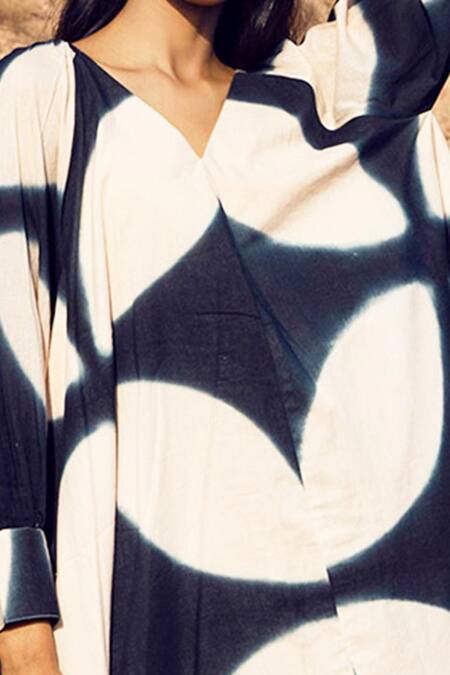 Kharakapas Grey Mulmul V Neck Shibori Tent Dress at Aza Fashions Kharakapas_Grey Mulmul V Neck Shibori Tent Dress _at_Aza_Fashions