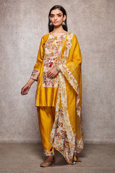 Ajiesh Oberoi Floral Embroidered Kurta Set 