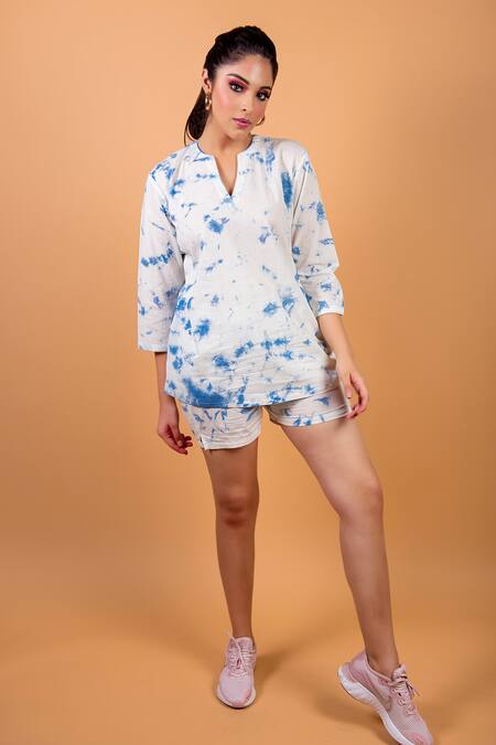 Priya Chaudhary_White Cotton Notched Tie-dye Top_Online_at_Aza_Fashions