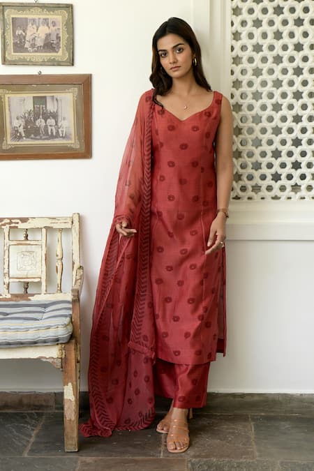Taro_Red Kurta And Pant Handwoven Chanderi Silk Embroidery Sweetheart Printed Set _Online_at_Aza_Fashions