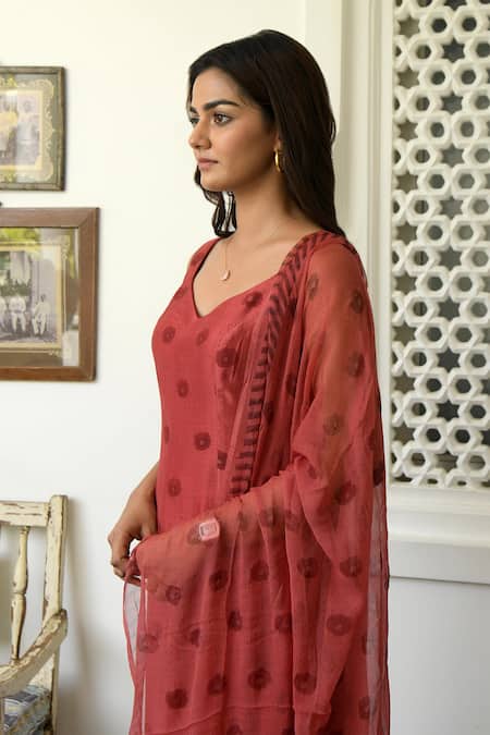 Taro_Red Kurta And Pant Handwoven Chanderi Silk Embroidery Sweetheart Printed Set _at_Aza_Fashions