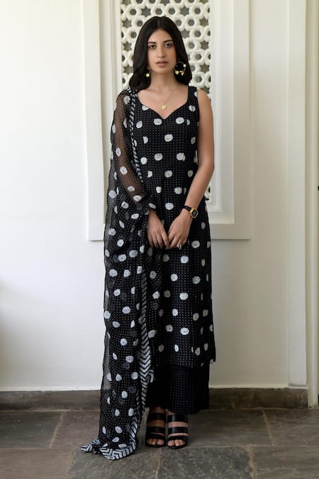 Taro Black Dupatta Chiffon, Kurta Handwoven Cotton Silk, Pant Mulmul Set Online at Aza Fashions Taro_Black Dupatta Chiffon, Kurta Handwoven Cotton Silk, Pant Mulmul Set _Online_at_Aza_Fashions
