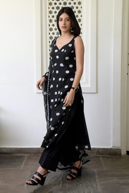 Buy Taro Black Dupatta Chiffon, Kurta Handwoven Cotton Silk, Pant Mulmul Set Online at Aza Fashions Buy_Taro_Black Dupatta Chiffon, Kurta Handwoven Cotton Silk, Pant Mulmul Set _Online_at_Aza_Fashions