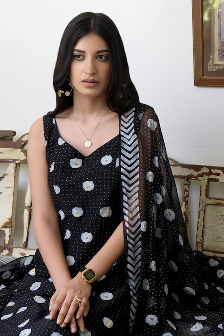 Shop Taro Black Dupatta Chiffon, Kurta Handwoven Cotton Silk, Pant Mulmul Set Online at Aza Fashions Shop_Taro_Black Dupatta Chiffon, Kurta Handwoven Cotton Silk, Pant Mulmul Set _Online_at_Aza_Fashions