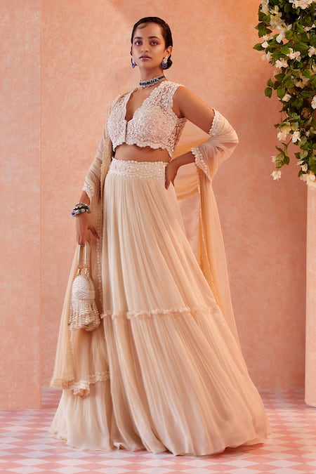 White lehenga blouse | Simple trendy outfits, Lehnga designs, Women dresses  classy