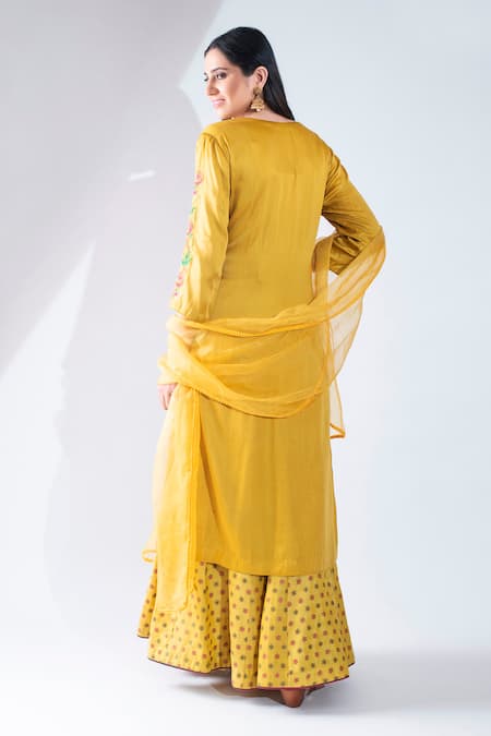 Asha Gautam Embroidered Kurta Set 