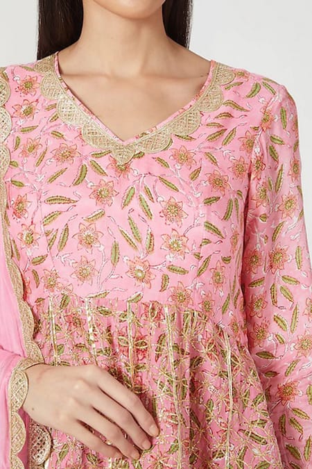 Yuvraani Jaipur_Pink Crepe, Muslin, Shantoon, Chinon Chiffon V Neck Embroidered Kurta Set _Online_at_Aza_Fashions