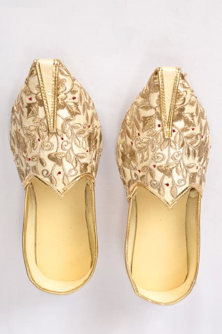 Arihant Rai Sinha Resham Hand Embroidered Floral Jutti 