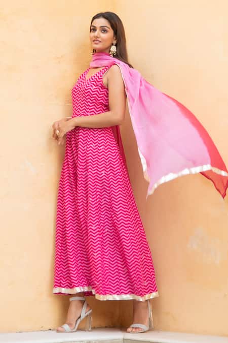 Buy_Maison Shefali_Pink Cotton Dupatta Kota Doria V Neck Leheriya Anarkali With _Online_at_Aza_Fashions