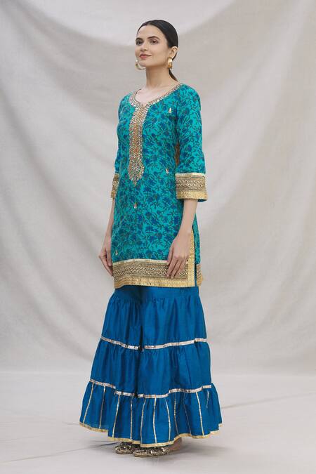 Kunwarani Ritu_Blue Chanderi Embroidery V Neck Kurta Set  _Online_at_Aza_Fashions