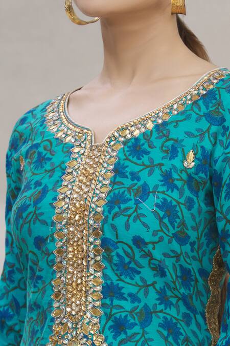 Kunwarani Ritu_Blue Chanderi Embroidery V Neck Kurta Set  _at_Aza_Fashions