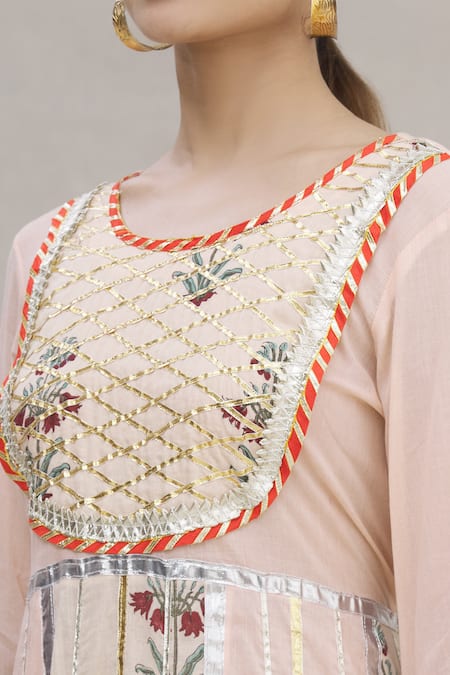 Kunwarani Ritu_Peach Cotton Embroidery Round Floral Motif Anarkali With Dupatta  _at_Aza_Fashions