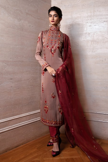 Labbada Embroidered Kurta Set 