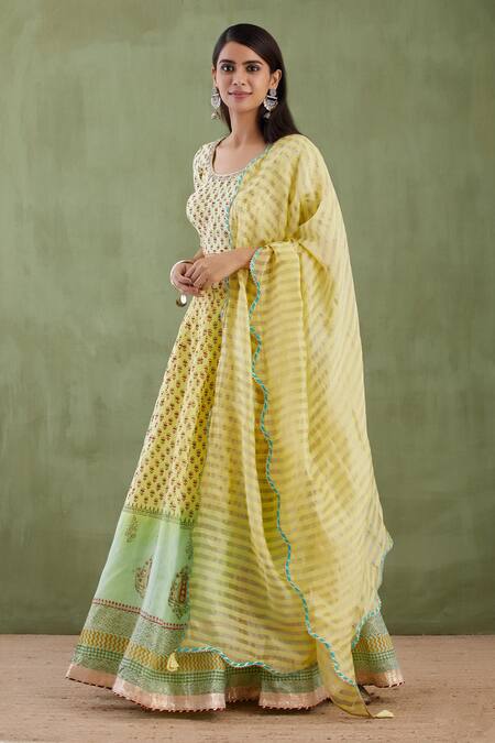 Buy_Abbaran_Yellow Chanderi Dupatta Banarasi U Neck Printed Lehenga Set _Online_at_Aza_Fashions