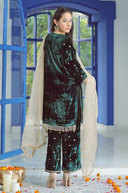 Shop_Pairaahan_Green Dupatta Organza, Kurta And Pant Premium Velvet Silk Notched Set_at_Aza_Fashions