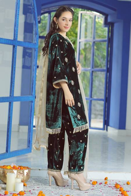 Pairaahan_Green Dupatta Organza, Kurta And Pant Premium Velvet Silk Notched Set_Online_at_Aza_Fashions
