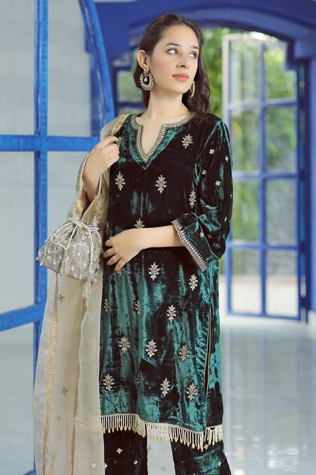 Buy_Pairaahan_Green Dupatta Organza, Kurta And Pant Premium Velvet Silk Notched Set_Online_at_Aza_Fashions