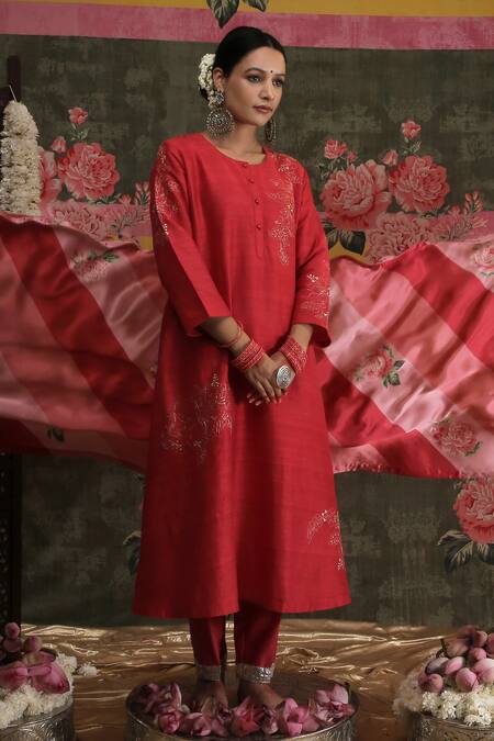 Vrinda By Pundrik Dubey Red Raw , Satin , Chanderi Round Sandli Laal Bagh Anarkali Set Online at Aza Fashions Vrinda By Pundrik Dubey_Red Raw , Satin , Chanderi Round Sandli Laal Bagh Anarkali Set_Online_at_Aza_Fashions