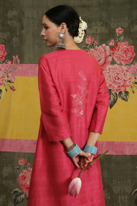 Shop Vrinda By Pundrik Dubey Pink Raw , Satin , Chanderi Round Sandli Gulabi Jaal Kurta Set at Aza Fashions Shop_Vrinda By Pundrik Dubey_Pink Raw , Satin , Chanderi Round Sandli Gulabi Jaal Kurta Set_at_Aza_Fashions