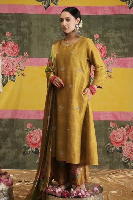 Shop Vrinda By Pundrik Dubey Green Raw , Satin , Chanderi Round Sandli Sunehri Kurta Set at Aza Fashions Shop_Vrinda By Pundrik Dubey_Green Raw , Satin , Chanderi Round Sandli Sunehri Kurta Set_at_Aza_Fashions