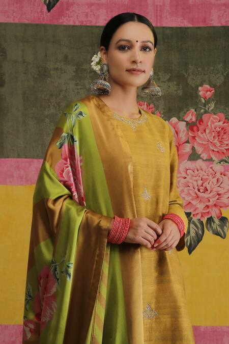 Vrinda By Pundrik Dubey Green Raw , Satin , Chanderi Round Sandli Sunehri Kurta Set Online at Aza Fashions Vrinda By Pundrik Dubey_Green Raw , Satin , Chanderi Round Sandli Sunehri Kurta Set_Online_at_Aza_Fashions