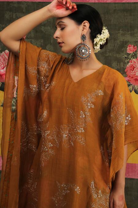 Vrinda By Pundrik Dubey Yellow Handwoven Chanderi Silk V Neck Sandli Swarn Jaal Kaftan Online at Aza Fashions Vrinda By Pundrik Dubey_Yellow Handwoven Chanderi Silk V Neck Sandli Swarn Jaal Kaftan_Online_at_Aza_Fashions