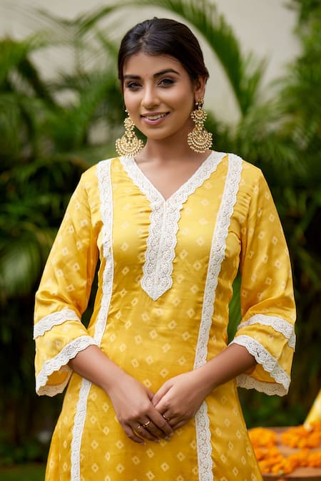 Yellow lace detailed kurta set - set of two by Nangalia Ruchira