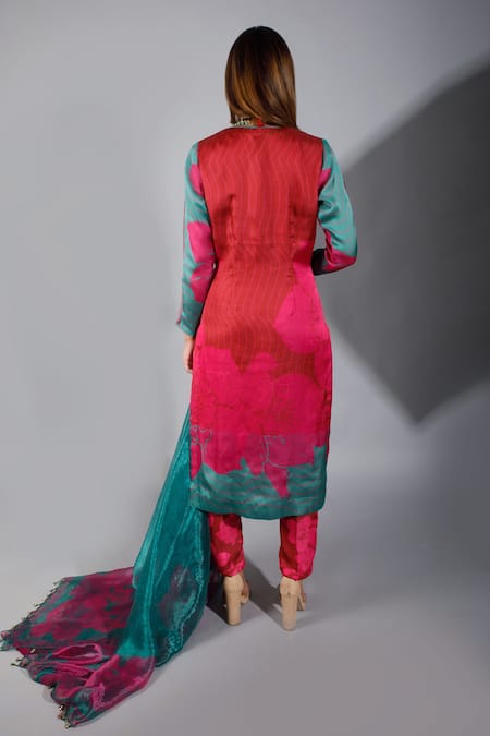 Shop_Show Shaa_Pink Silk, Organza V Neck Printed Kurta Set _at_Aza_Fashions