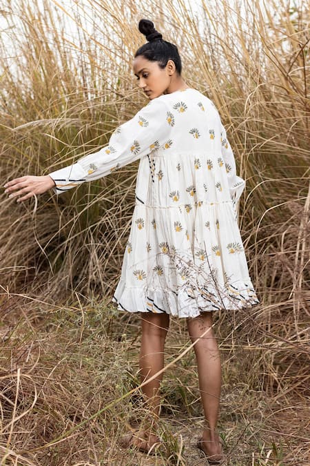 Shop Kharakapas White Cotton Mulmul Block Print Round Field Of Dasies Dress at Aza Fashions Shop_Kharakapas_White Cotton Mulmul Block Print Round Field Of Dasies Dress _at_Aza_Fashions