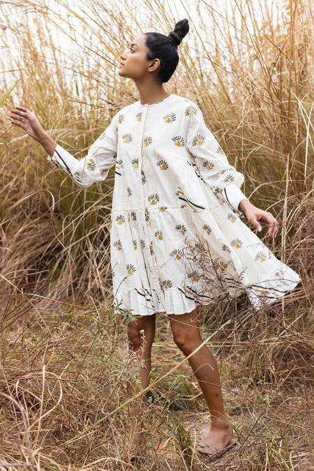 Kharakapas White Cotton Mulmul Block Print Round Field Of Dasies Dress Online at Aza Fashions Kharakapas_White Cotton Mulmul Block Print Round Field Of Dasies Dress _Online_at_Aza_Fashions