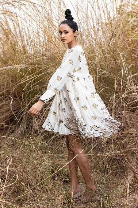 Buy Kharakapas White Cotton Mulmul Block Print Round Field Of Dasies Dress Online at Aza Fashions Buy_Kharakapas_White Cotton Mulmul Block Print Round Field Of Dasies Dress _Online_at_Aza_Fashions