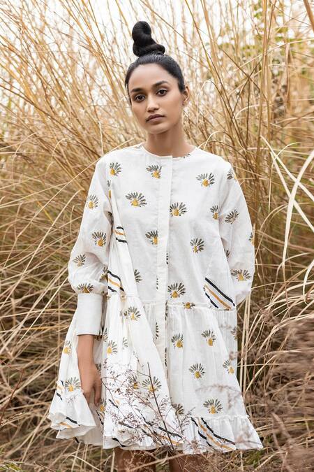 Kharakapas White Cotton Mulmul Block Print Round Field Of Dasies Dress at Aza Fashions Kharakapas_White Cotton Mulmul Block Print Round Field Of Dasies Dress _at_Aza_Fashions