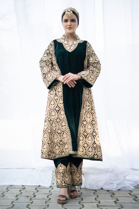 Daljit Sudan Green Velvet Tilla Mandarin Collar Embroidered Kurta And Pant Set 