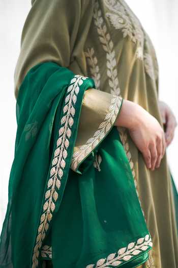 Buy_Daljit Sudan_Green Wool Aari, Tilla Leaf Neck Embroidered Kurta Set_Online_at_Aza_Fashions
