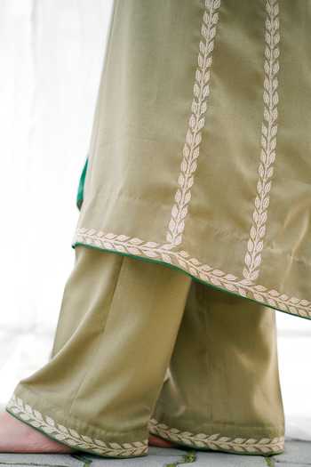 Daljit Sudan_Green Wool Aari, Tilla Leaf Neck Embroidered Kurta Set_at_Aza_Fashions