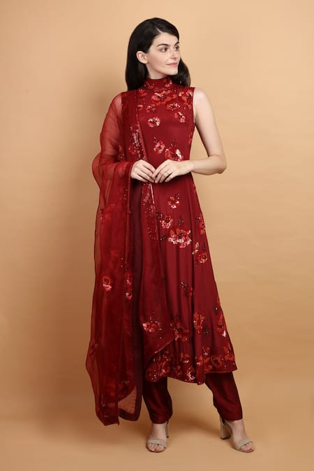 Labbada Floral Embroidered Kurta Set 