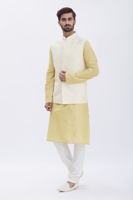 Aham-Vayam Mughal Embroidered Bundi & Kurta Set 