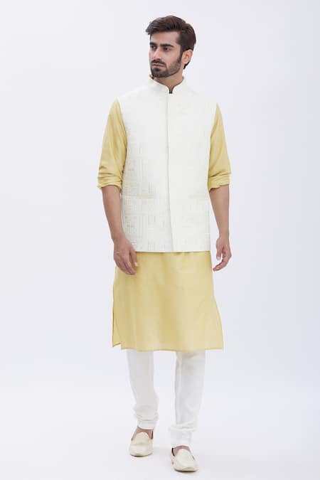 Aham-Vayam Embroidered Bundi & Kurta Set 