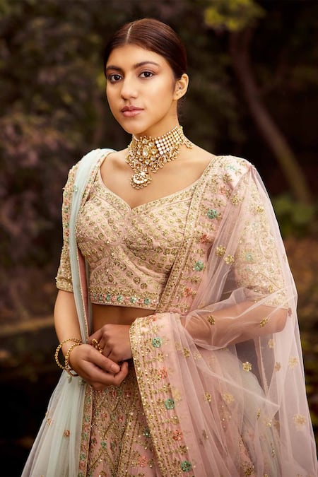 Stunning peach bridal lehenga with bridal gold jewellery for Anand Karaj|  WedMeGood| Annie & Ripan| #wedm… | Modern saree, Lehenga jewellery, Indian  wedding outfits