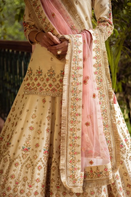 Angad Singh_White Dupatta- Net, Kurta And Lehenga- Raw Silk Floral V Neck Embroidered Set _Online_at_Aza_Fashions