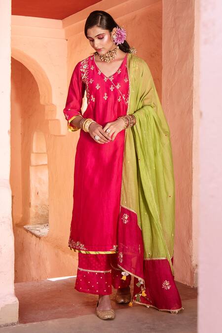 Buy_House of Dasmaya_Pink Silk Chanderi Embroidered Resham And Zari V Neck Kurta Set  _Online_at_Aza_Fashions