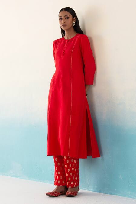 Weaver Story_Red Dupatta Organza, Kurta And Pant Pure Katan Silk Buti Gulaab Embroidered Set _Online_at_Aza_Fashions