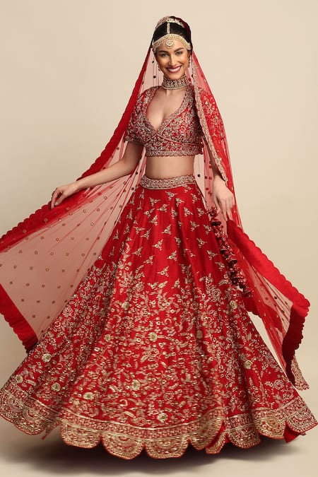 What do you guys think of Priyanka's all red wedding lehenga? :  r/BollywoodFashion