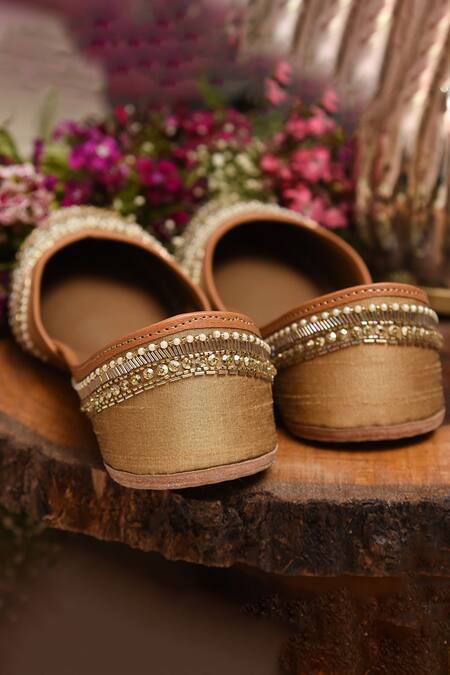 Buy_Coral Haze_Gold Silk Hand Embroidered Juttis _Online_at_Aza_Fashions