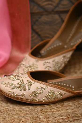 Buy_Coral Haze_Peach Alana Floral Embroidered Juttis_Online_at_Aza_Fashions