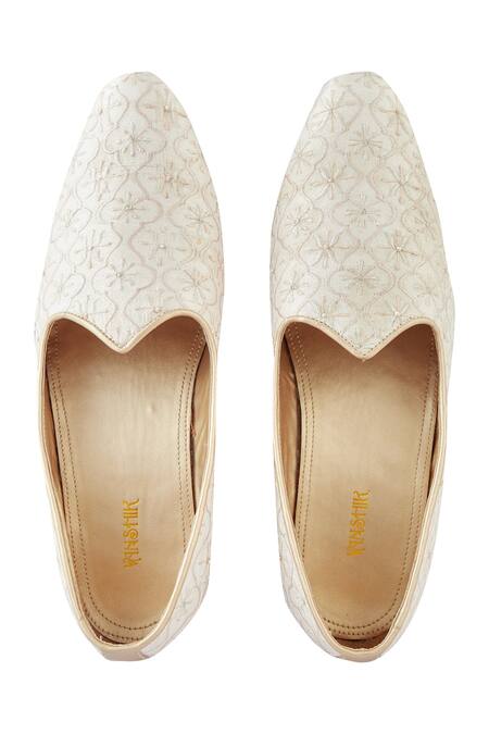 Vanshik Floral Jaal Embroidered Juttis 