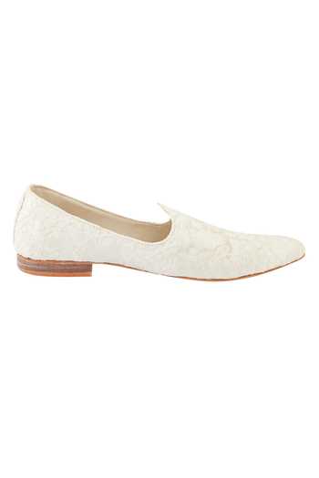 Buy_Vanshik_White Embroidered Silk Juttis _Online_at_Aza_Fashions