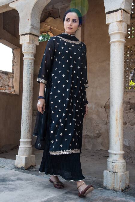 Kameez_Black Dupatta - Chiffon, Inner Dress - Mulmul, Kurta - Gota Work And Set _Online_at_Aza_Fashions